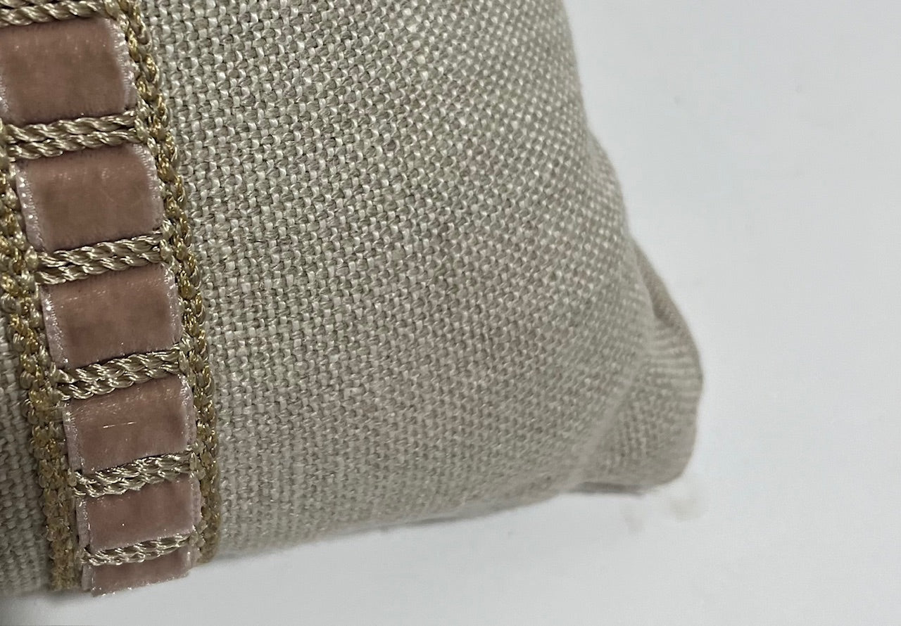 Cushion Baker & Gray ribbon.