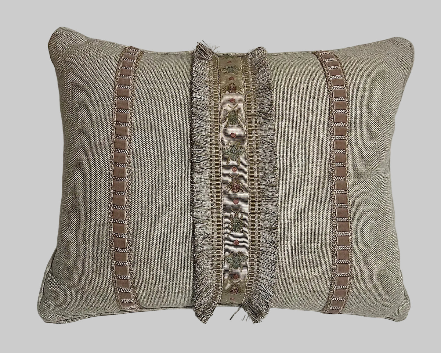 Cushion Baker & Gray ribbon.