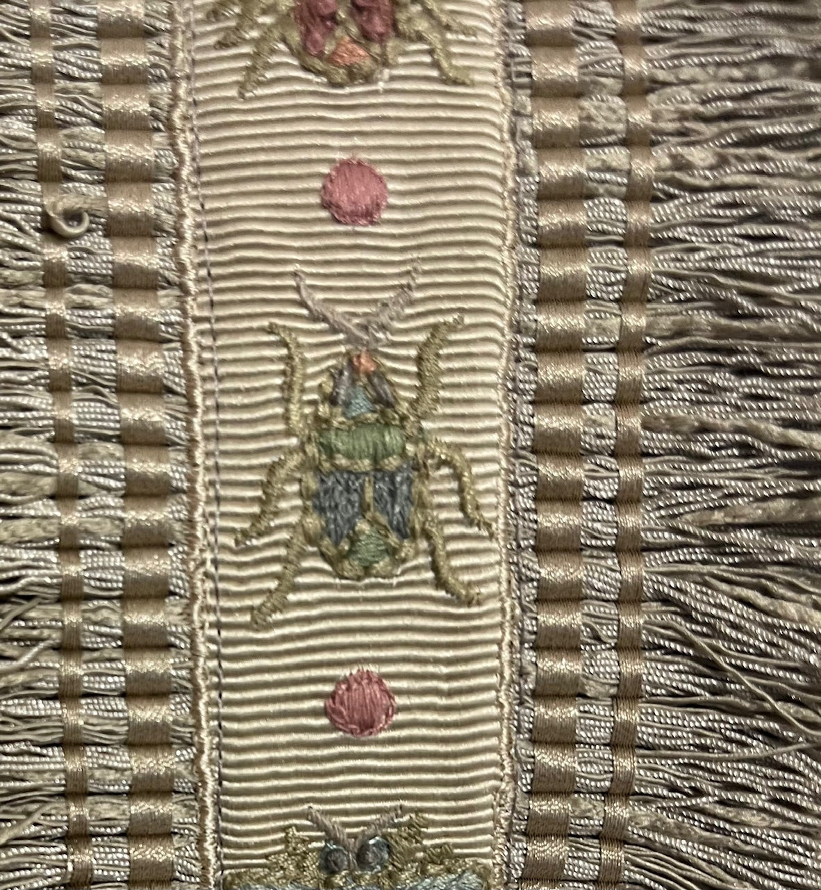 Cushion Baker & Gray ribbon.