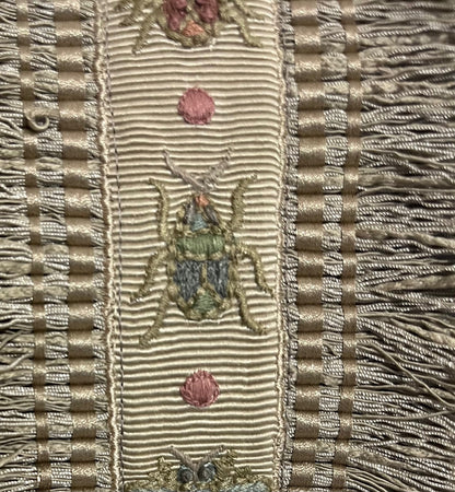 Cushion Baker & Gray ribbon.